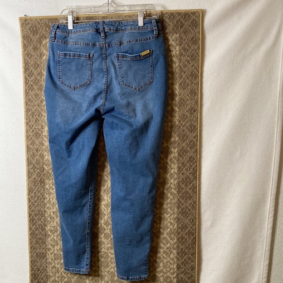 IMAN jeggings/skinny jeans. No size tag. They fit like a 10.NO front pockets. - Picture 7 of 11